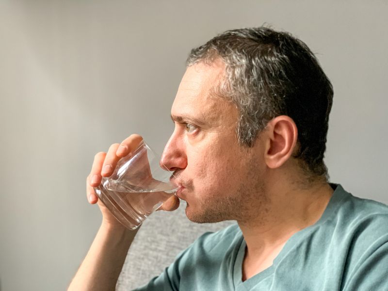 Uống nhiều nước trước khi siêu âm bụng tổng quát kiểm tra bang quang.